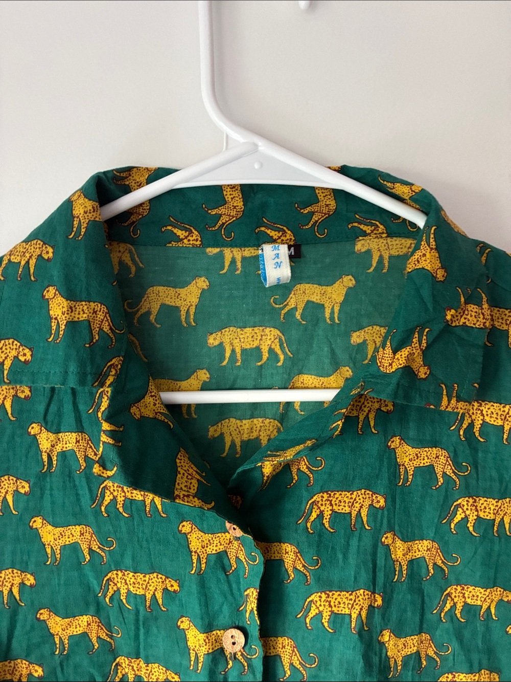 Women’s Green Button-Front Crop Blouse with Yellow Cheetah 🐆 🐆